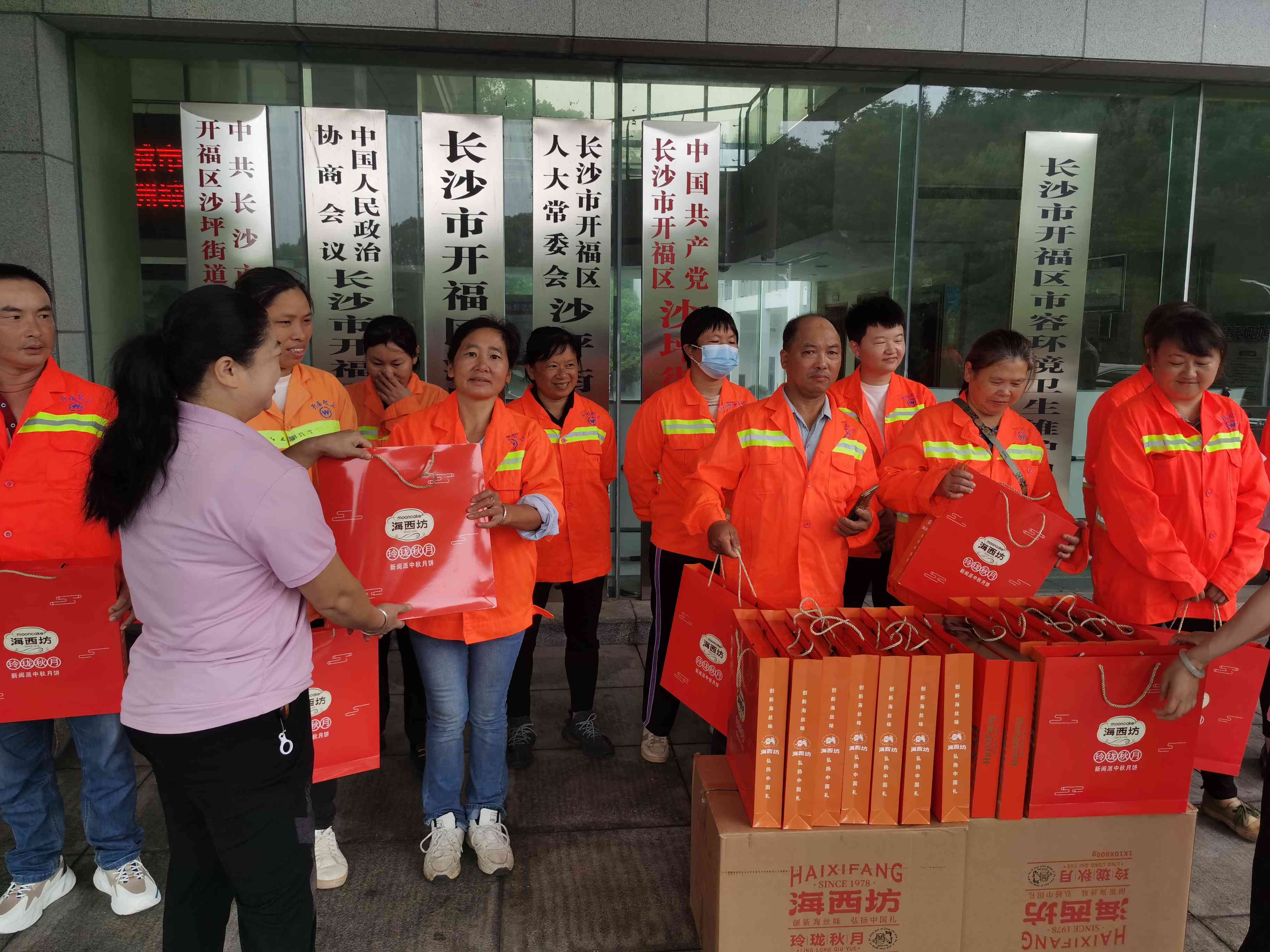 快乐慈善400盒月饼致敬城市美容师