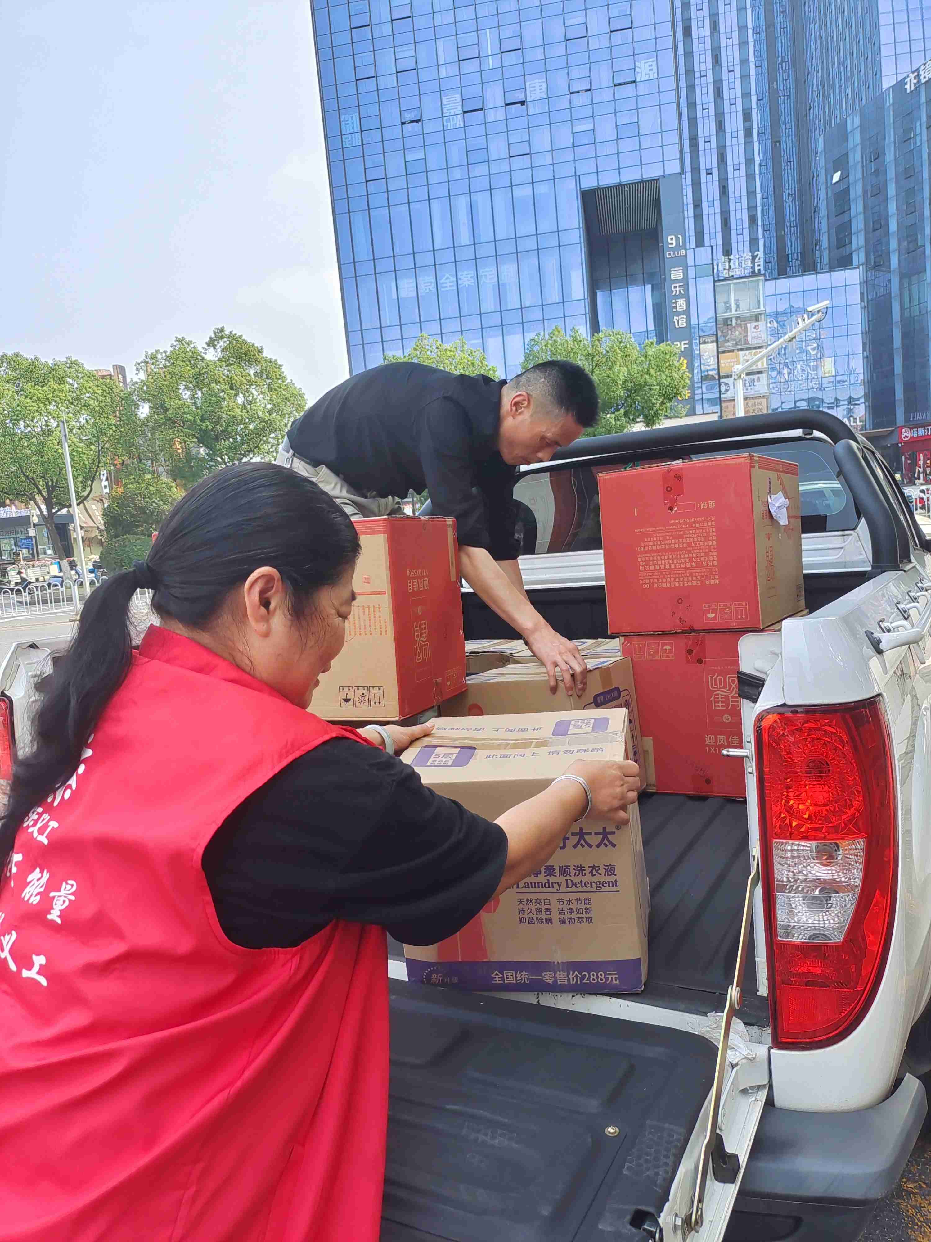 快乐慈善400盒月饼致敬城市美容师